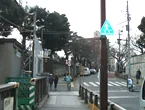 日暮里駅西口を出て左へ進む坂道