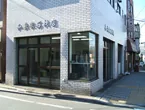 交差点から見た和泉家石材店の墓石相談店舗の外観
