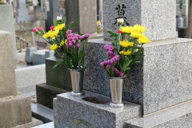 墓石の左右の花立てに供えられた花