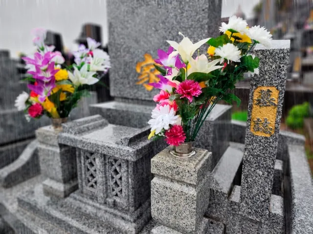 花と線香が供えられた墓石