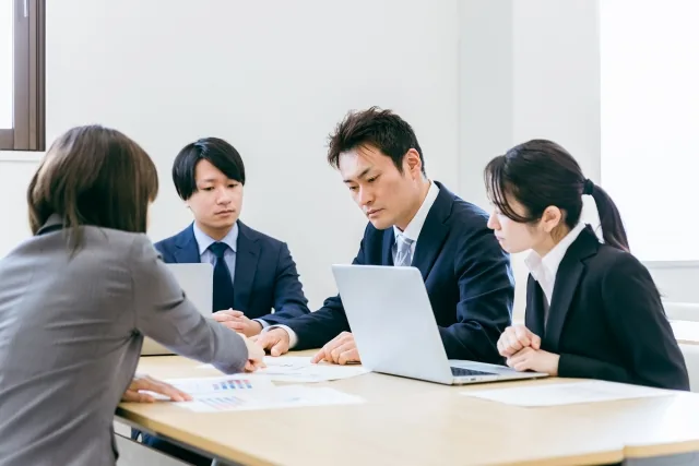 資料を見ながら打合せをする人たち