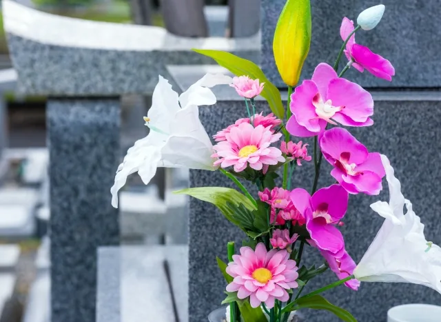 墓石の花立てに供えられた花