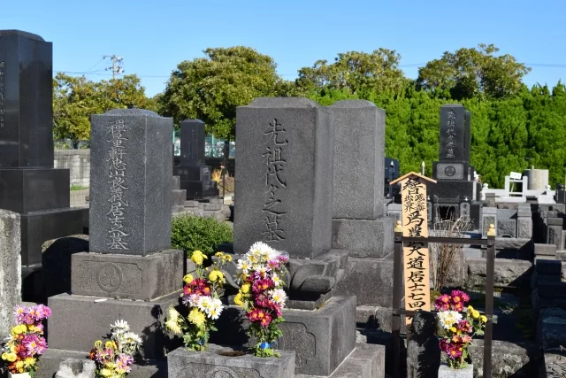 墓地に並ぶ和型墓石